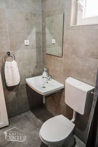 Хостелы Hostel Center Улцинь Двухместный номер с 1 кроватью и собственной ванной комнатой-4