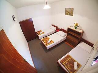 Хостелы Hostel Center Улцинь Трехместный номер с основными удобствами и общей ванной комнатой-2