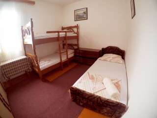 Хостелы Hostel Center Улцинь Кровать в общем 4-местном номере для мужчин и женщин-2